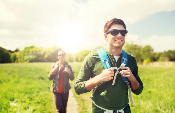 Šťastný pár s batohy turistické venku — Stock fotografie