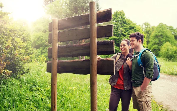 Smiling couple with backpacks hiking — Stock Photo, Image