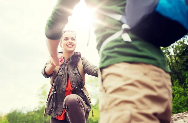 Coppia sorridente con zaini trekking — Foto Stock