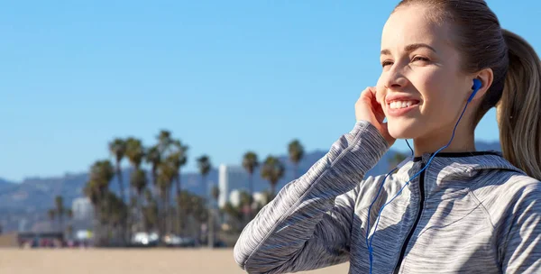 Primer plano de la mujer escuchando música en los auriculares — Foto de Stock