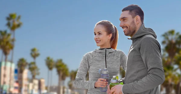 Coppia di sportivi con acqua sulla spiaggia di venezia — Foto Stock