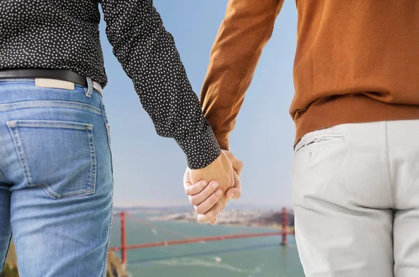 Gros plan de mâle gay couple tenant la main — Photo