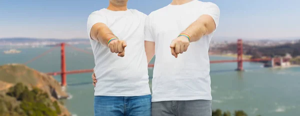 Coppia con gay orgoglio arcobaleno braccialetti — Foto Stock