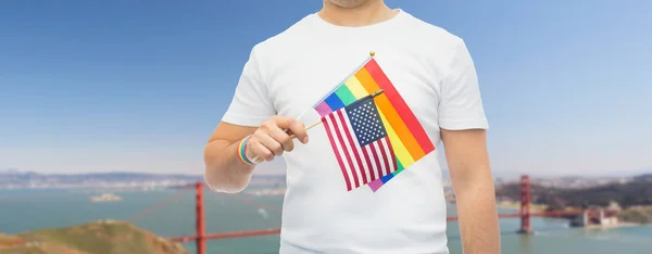 Hombre con orgullo gay arco iris bandera y pulsera —  Fotos de Stock