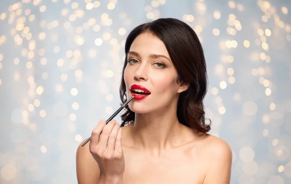 Hermosa mujer con maquillaje cepillo para pintalabios — Foto de Stock