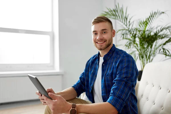 Glücklich lächelnder Mann mit Tablet-PC im Büro — Stockfoto