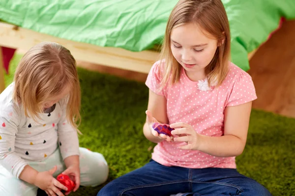 Sisters with modelling clay or slimes at home — Stock Photo, Image