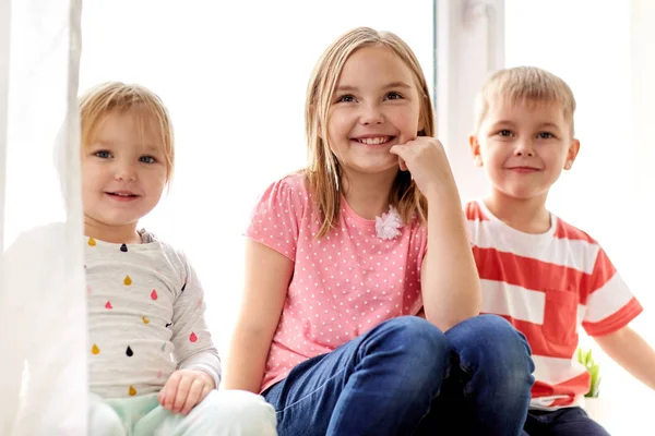 Bambini felici che si divertono alla finestra — Foto Stock