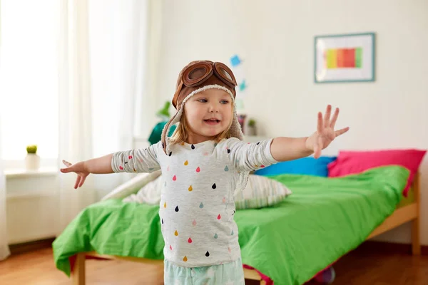 Heureuse petite fille dans pilote chapeau jouer à la maison — Photo