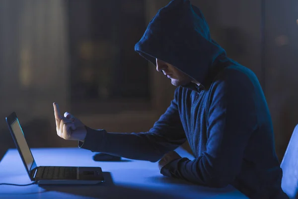 Хакер показывает средний палец ноутбуку — стоковое фото