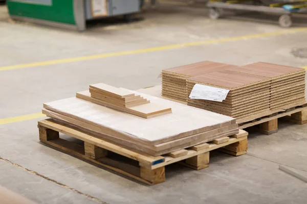 Tableros de madera y aglomerados almacenados en fábrica —  Fotos de Stock