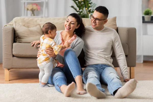 Famiglia felice con la figlia del bambino a casa — Foto Stock