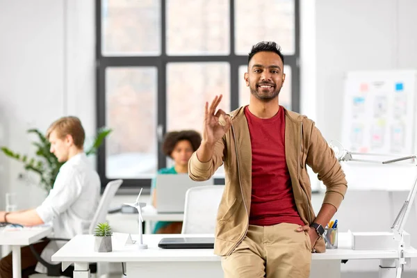 Sonriente indio hombre mostrando ok mano signo en oficina —  Fotos de Stock