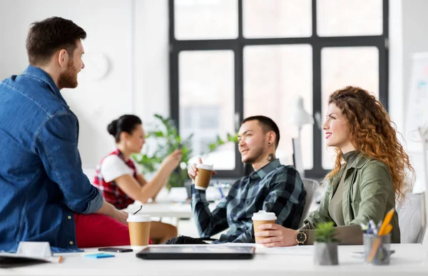 Kreativteam trinkt Kaffee im Büro — Stockfoto