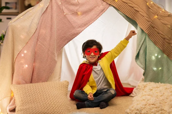 Boldog fiú szuperhős cucc gyerekek sátorban otthon — Stock Fotó