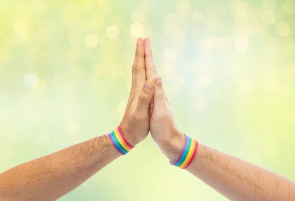 Mãos com gay orgulho pulseiras fazer alta cinco Imagem De Stock