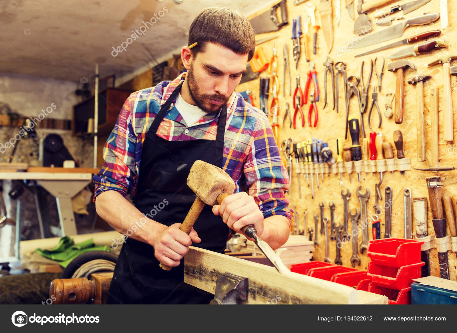 Молоток плотника. Человек который работает с деревом. Человек который работает с деревом. Мужчина работает с деревом. Шлифовщик по дереву.