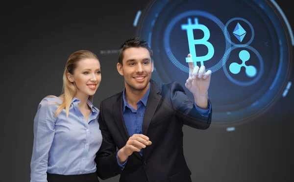 Ondernemers met cryptocurrency hologrammen — Stockfoto