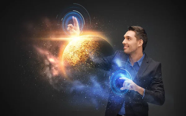 Homem de negócios com planeta virtual e holograma espacial — Fotografia de Stock