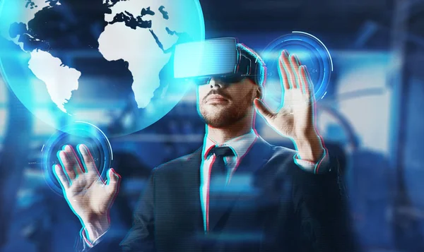 Geschäftsmann im Virtual-Reality-Headset mit Erde — Stockfoto