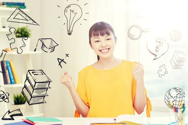 Felice asiatico giovane donna studente apprendimento a casa — Foto Stock