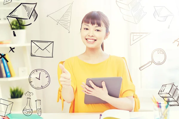 Happy asiatisk kvinna student med TabletPC hemma — Stockfoto