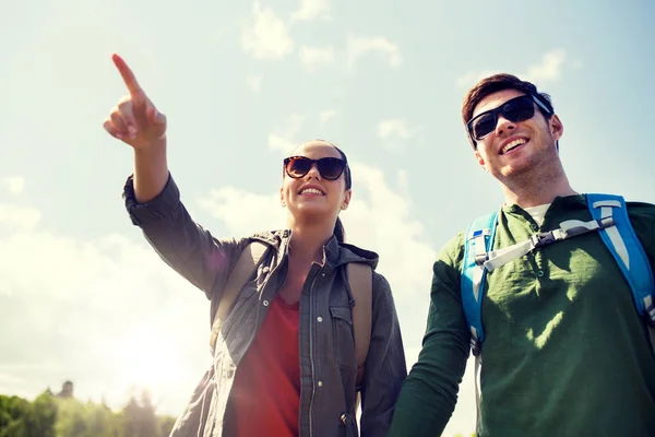 Casal feliz com mochilas caminhadas ao ar livre — Fotografia de Stock