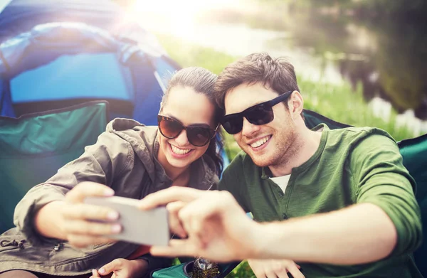 Pareja de viajeros tomando selfie por teléfono inteligente —  Fotos de Stock