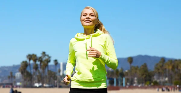 Vrouw loopt over venice beach — Stockfoto