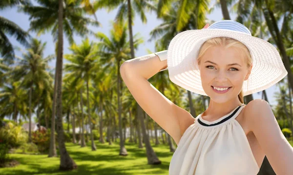 Hermosa mujer disfrutando de verano sobre palmeras — Foto de Stock