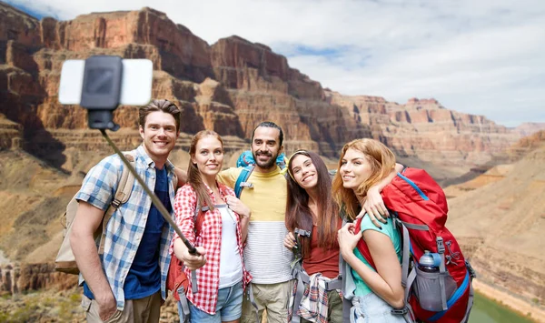 Happy travelers taking selfie at grand canyon — Stock Photo, Image
