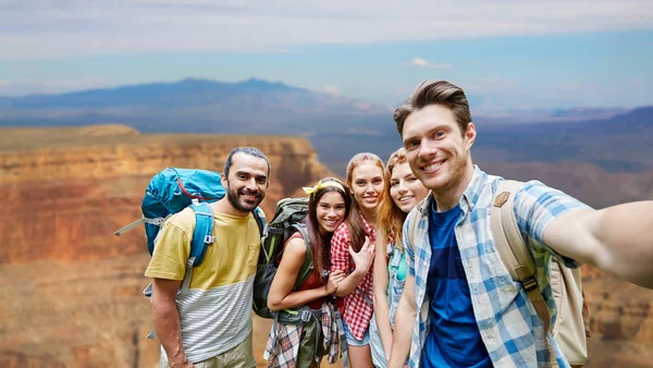 Happy travelers taking selfie at grand canyon — Stock Photo, Image