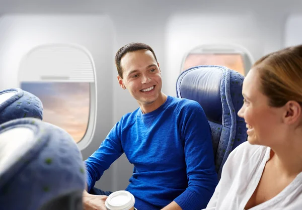 Passagers heureux avec café parlant dans l'avion — Photo