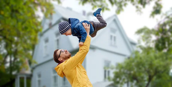 Vader met zoon spelen en plezier hebben buiten — Stockfoto