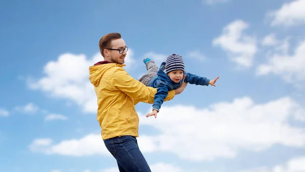 Отец с сыном играют и веселятся на открытом воздухе — стоковое фото