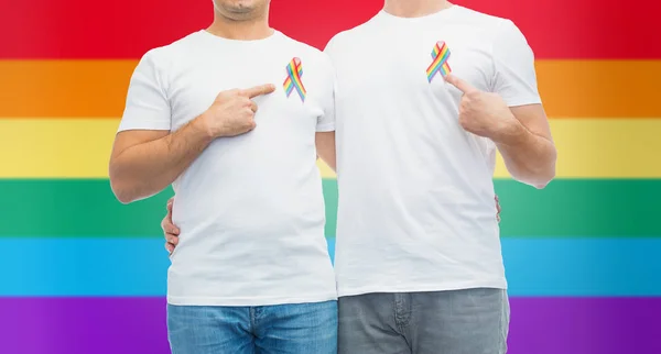 Primer plano de pareja con gay orgullo arco iris cintas — Foto de Stock