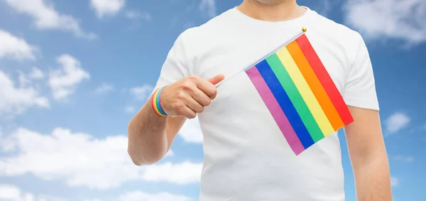 Mann mit Gay Pride Regenbogenfahne und Armband — Stockfoto