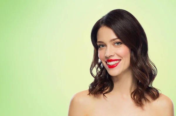 Mooie jonge vrouw met rode lippenstift glimlachen — Stockfoto