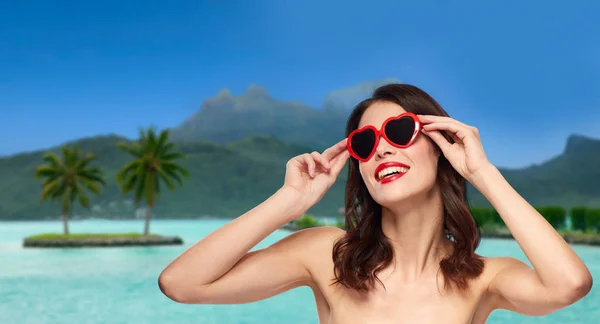 Kobieta z okulary przeciwsłoneczne na plaży bora bora — Zdjęcie stockowe