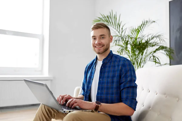 Hombre con portátil de trabajo en la oficina — Foto de Stock