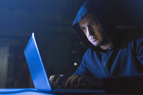 Hacker laptopcomputer gebruikt voor cyber-aanval — Stockfoto