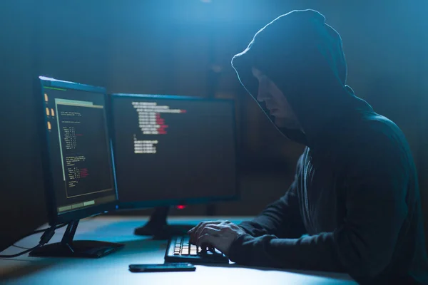 Хакер использует компьютерный вирус для кибератаки — стоковое фото