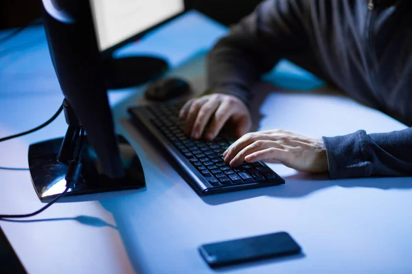 Хакер нажимает на клавиатуру компьютера — стоковое фото