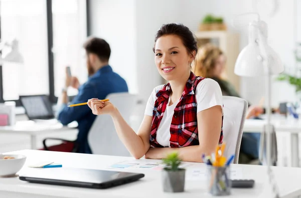 Mulher criativa trabalhando na interface do usuário no escritório — Fotografia de Stock