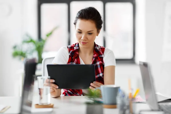 Mulher criativa com tablet pc trabalhando no escritório — Fotografia de Stock