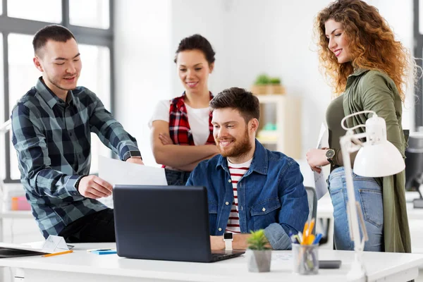 Echipă creativă cu laptop care lucrează la birou — Fotografie, imagine de stoc