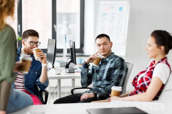 オフィスでコーヒーを飲みながら創造的なチーム — ストック写真