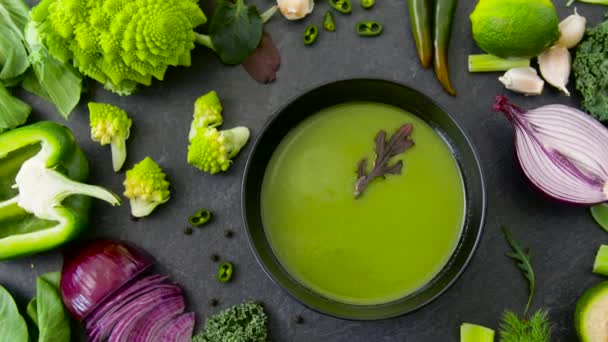 Close up van plantaardige groene crème soep in kom — Stockvideo