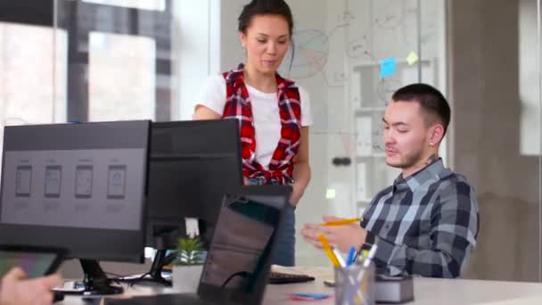 Kreativa team som arbetar med användargränssnitt på kontor — Stockvideo