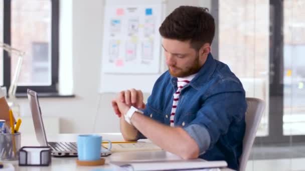 Man using voice recorder on smart watch at office — Stock Video